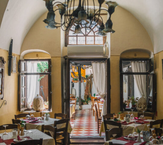 Candouni Restaurant Bar