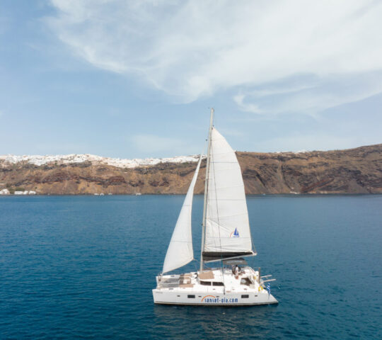 Semi – private Catamaran cruise – Santorini gems cruise – Sunset Oia
