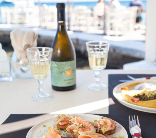 Asterias Santorini — Waterfront Seafood & Greek Tradition on Red Beach in Akrotiri